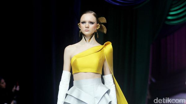 10 Koleksi Terbaru Sebastian Gunawan, Busana Terinspirasi Origami