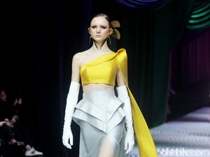 10 Koleksi Terbaru Sebastian Gunawan, Busana Terinspirasi Origami