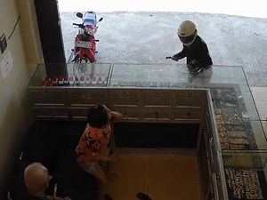 Polisi Buru Perampok Toko Emas Bersenpi di Bangka Belitung Polisi Buru Perampok Toko Emas Bersenpi di Bangka Belitung