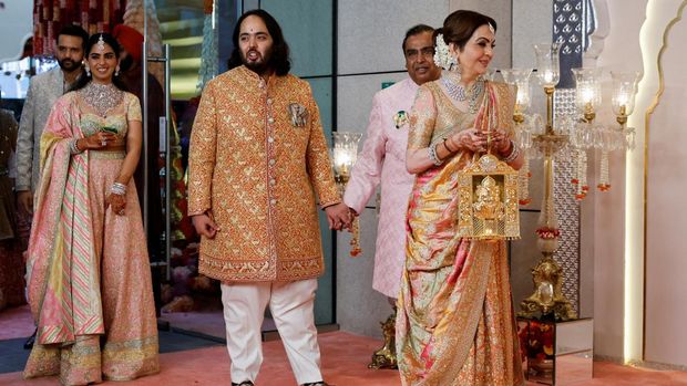 Groom Anant Ambani walks with Nita Ambani and Mukesh Ambani on the day of his wedding with Radhika Merchant in Mumbai, India, July 12, 2024. REUTERS/Francis Mascarenhas