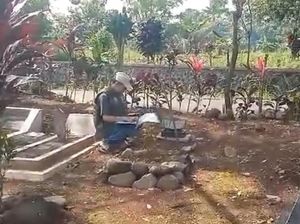 Kala Petugas Pantarlih Sukabumi Blusukan ke Kuburan