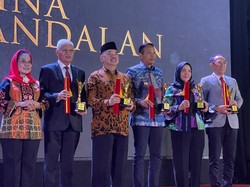 Pj Walkot Mojokerto Sabet Penghargaan Pembina Koperasi Andalan