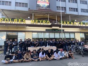 Polisi Amankan 26 Pria dan 5 Wanita dalam Operasi Narkoba di Kampung Bahari Polisi Amankan 26 Pria dan 5 Wanita dalam Operasi Narkoba di Kampung Bahari
