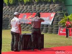 Buka Lomba Tembak Kapolri Cup 2024, Kapolri Unjuk Skill Pakai Laras Panjang