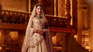 9 Potret Megah Busana Pengantin Radhika Merchant, Menantu Orang Terkaya Asia