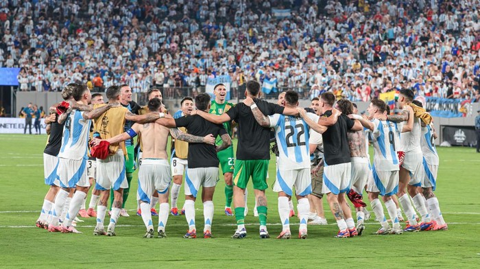 Jul 9, 2024; East Rutherford, NJ, USA; Argentina players celebrates after defeating Canada at Metlife Stadium. Mandatory Credit: Vincent Carchietta-USA TODAY Sports
