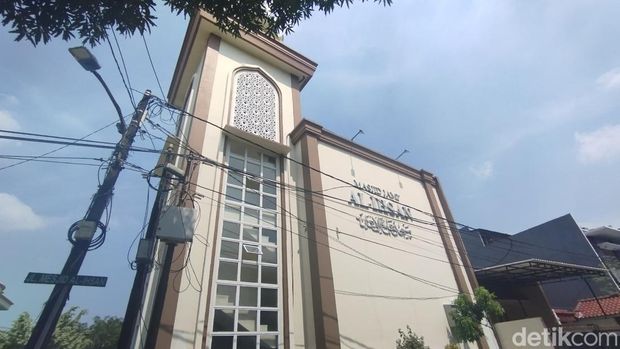 Tower BTS ilegal yang berdiri di atas masjid di Kelapa Gading, Jakarta Utara, sudah dibongkar. Warga pun merasa tenang dan senang. (Brigitta Belia/detikcom)