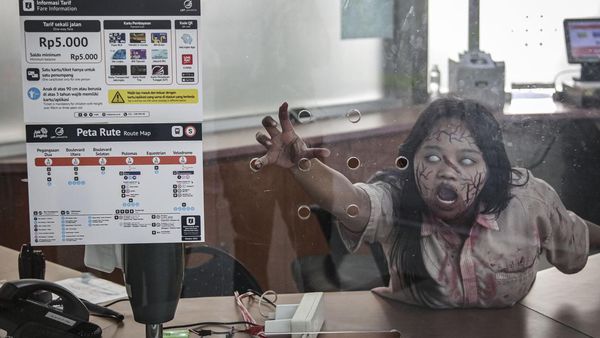 Wahana Teror Zombie di LRT Jakarta, Berani?