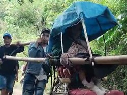 Lansia Luka Bakar di Mamuju Ditandu 28 Km ke Puskesmas gegara Jalan Rusak