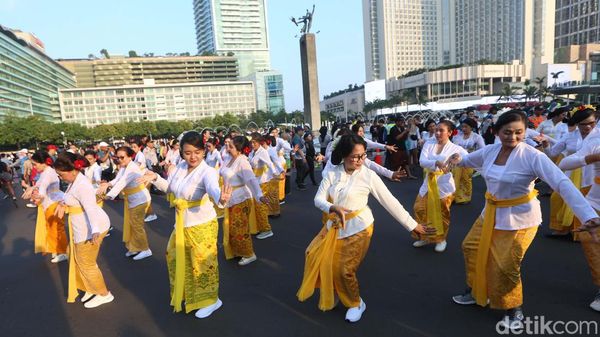 5.000 Perempuan Ikuti Flashmob Kebaya di Bundaran HI