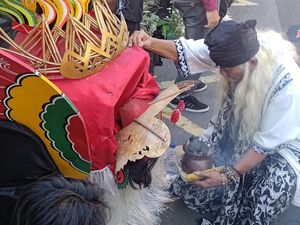 Melihat Aksi Pawang Saat Banyuwangi Ethno Carnival 2024 Kawal Acara