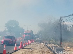 Asap Kebakaran Sempat Ganggu Lalin Depan Exit Tol Kuncen Klaten