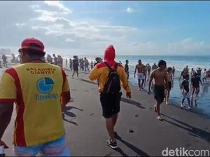 Waspadai Ombak Tinggi Saat Banyu Pinaruh di Pantai Gianyar