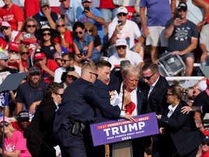 Video Trump Ditembak saat Orasi Kampanye, Telinganya Berdarah Video Trump Ditembak saat Orasi Kampanye, Telinganya Berdarah