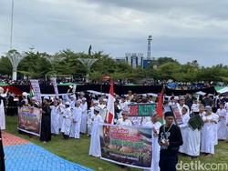 Aksi Bela Palestina di Palopo, Massa Bentangkan Bendera 10 Meter di Jalan