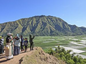 Cantiknya Wisata Bukit Selong Sembalun di Kaki Gunung Rinjani Cantiknya Wisata Bukit Selong Sembalun di Kaki Gunung Rinjani