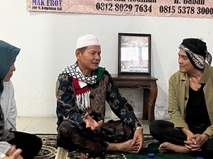 Momen Cucu Mak Erot Didatangi Aktor Dicky Chandra di Sukabumi Momen Cucu Mak Erot Didatangi Aktor Dicky Chandra di Sukabumi