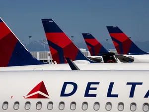 Ngeri Pesawat Delta Air Lines Terbakar di Bandara Florida Ngeri Pesawat Delta Air Lines Terbakar di Bandara Florida