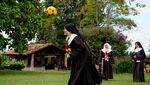 Dukung Timnas Kolombia, Para Suster Asyik Main Bola