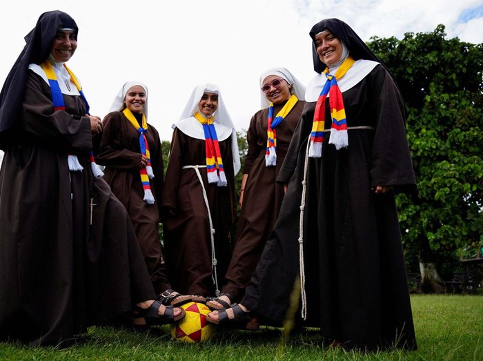 Poor Clare Sisters unfold a flag during a prayer as they support the Colombian national team in the Copa America final against Argentina, at a convent in Montenegro, Colombia  July 13, 2024. REUTERS/Vladimir Encina