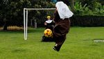 Dukung Timnas Kolombia, Para Suster Asyik Main Bola