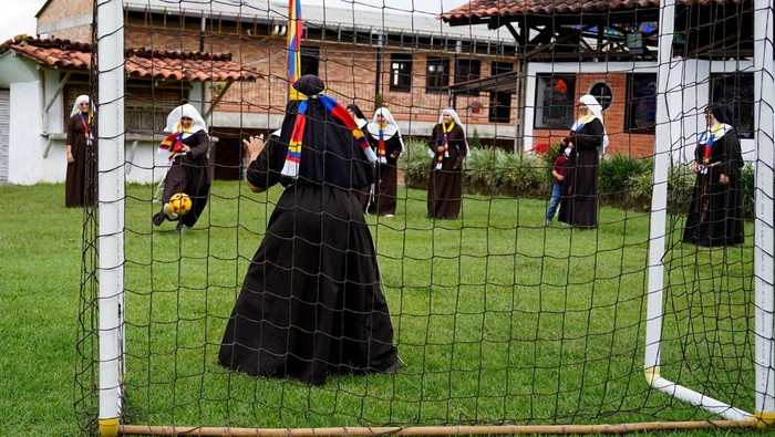 Poor Clare Sisters unfold a flag during a prayer as they support the Colombian national team in the Copa America final against Argentina, at a convent in Montenegro, Colombia  July 13, 2024. REUTERS/Vladimir Encina