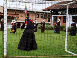 Sejumlah suster bermain bola di sebuah biara di Montenegro, Kolombia 13 Juli 2024.