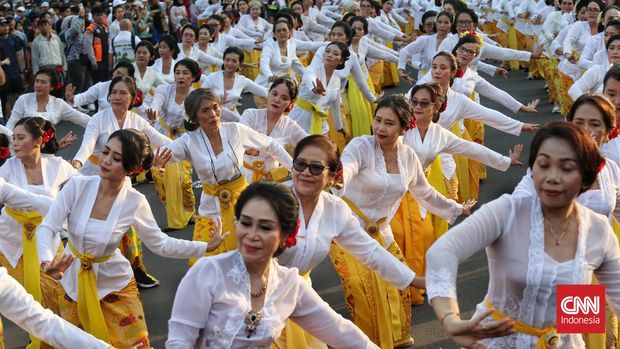 Ribuan wanita mengenakan kebaya putih dan kain berwarna-warni menampilkan tarian Poco-poco di Bundaran Hotel Indonesia (HI) pada car free day (CFD), Jakarta, Minggu (14/7). CNN Indonesia/Andry Novelino