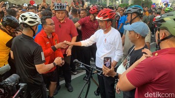 Jokowi Gowes di CFD Bundaran HI, Warga Senang Jaketnya Ditandatangani