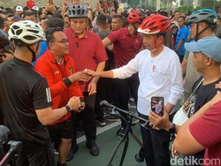 Jokowi Gowes di CFD Bundaran HI, Warga Senang Jaketnya Ditandatangani