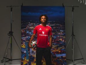 Zirkzee Sudah Coba Rayu Musiala Gabung MU