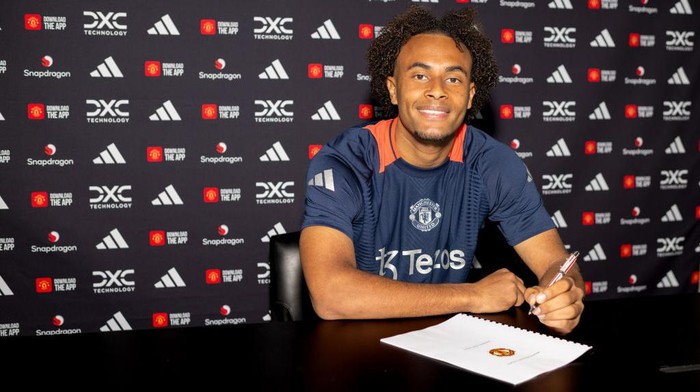 MANCHESTER, ENGLAND - JULY 14: (EXCLUSIVE COVERAGE) Joshua Zirkzee of Manchester United poses after signing for the club at Carrington Training Ground on July 14, 2024 in Manchester, England. (Photo by Manchester United/Manchester United via Getty Images)