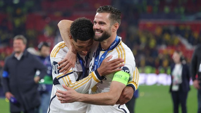 LONDON, ENGLAND - JUNE 1: Jude Bellingham and Nacho of Real Madrid celebrate  Champions League  victory during the award ceremony after the award ceremony  after the UEFA Champions League 2023/24 final match between Borussia Dortmund v Real Madrid CF at Wembley Stadium on June 1, 2024 in London, England. (Photo by Jügen Fromme - firo sportphoto/Getty Images)