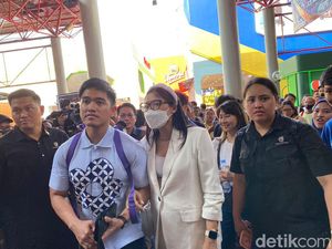 Kaesang Nyentrik Datangi Puncak PRJ, Pakai Kemeja Motif Bunga-Ransel Ungu Kaesang Nyentrik Datangi Puncak PRJ, Pakai Kemeja Motif Bunga-Ransel Ungu