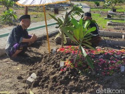 Korban Laka Maut Tol Boyolali Ibu-Anak Dimakamkan Berdampingan di Sidoarjo
