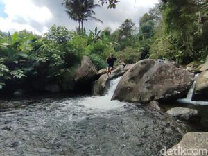 Menikmati Kesegaran Berenang di Kaki Gunung Sawal Ciamis