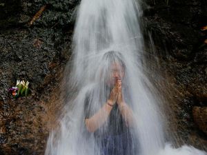 Melihat Umat Hindu Membersihkan Diri dalam Ritual Banyu Pinaruh