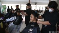 Momen Anggota Paskibraka Pusat Potong Rambut