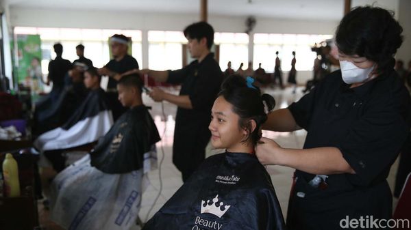Momen Anggota Paskibraka Pusat Potong Rambut