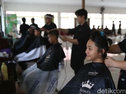 Momen Anggota Paskibraka Pusat Potong Rambut