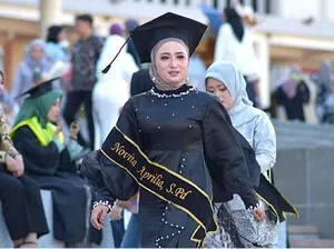 Saat Guru SMK Jadi Wisudawan Terbaik di Unesa, Raih IPK 4,0