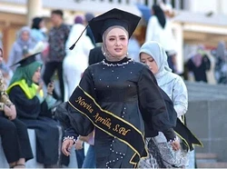 Saat Guru SMK Jadi Wisudawan Terbaik di Unesa, Raih IPK 4,0