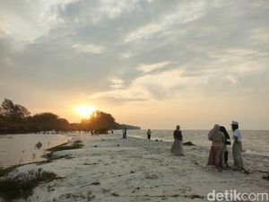 Menikmati Sunset dari Pantai Mangrove Kampoeng Nipah, Hanya 1 Jam dari Medan Menikmati Sunset dari Pantai Mangrove Kampoeng Nipah, Hanya 1 Jam dari Medan