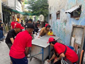 Guyub Kompak, PDIP Ajak Warga Surabaya Kerja Bakti Resik-resik Kampung Guyub Kompak, PDIP Ajak Warga Surabaya Kerja Bakti Resik-resik Kampung