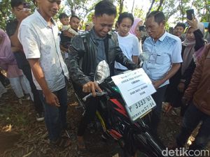 Semringah Pegi Setiawan saat Terima Hadiah Motor dari Ratu Durian Semringah Pegi Setiawan saat Terima Hadiah Motor dari Ratu Durian
