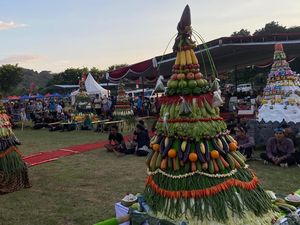 Festival Candi Sojiwan Dibuka, Ratusan Warga Langsung Serbu Gunungan