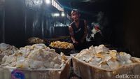 Menengok Produksi Keripik Pedas Riki Khas Cimahi