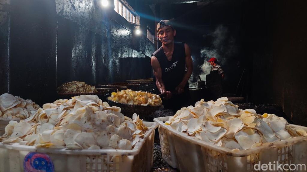 Menengok Produksi Keripik Pedas Riki Khas Cimahi Menengok Produksi Keripik Pedas Riki Khas Cimahi