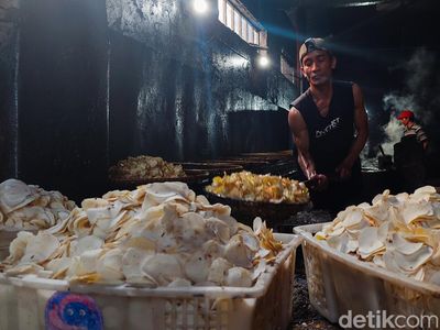 Menengok Produksi Keripik Pedas Riki Khas Cimahi