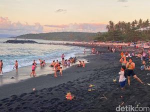 Pantai di Karangasem Ramai Pengunjung untuk Banyu Pinaruh Pantai di Karangasem Ramai Pengunjung untuk Banyu Pinaruh